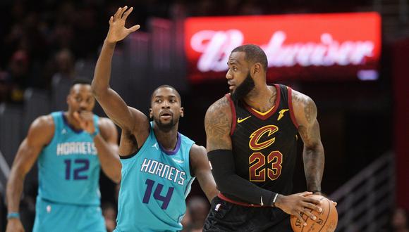 Los Cleveland Cavaliers hicieron respetar la casa ante un complicado equipo de Charlotte Hornets que vendió cara su derrota. LeBron James fue la figura con 27 puntos. (Reuters)