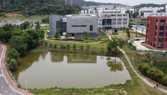 Esta vista aérea muestra el laboratorio P4 (C) en el campus del Instituto de Virología de Wuhan, en la provincia central de Hubei, en China, el 13 de mayo de 2020.  (Hector RETAMAL / AFP).