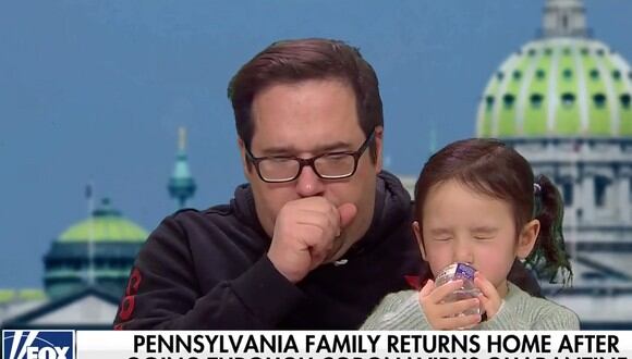 Hombre liberado de cuarentena por coronavirus no puede dejar de toser durante entrevista. (Fox News)