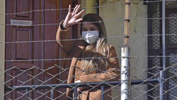 La expresidenta interina de Bolivia Jeanine Áñez camina en la cárcel de Mujeres de Miraflores en La Paz (Bolivia).