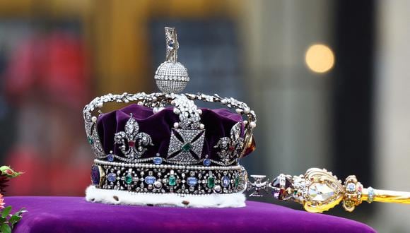 Imagen de archivo | El ataúd de la Reina Isabel II con la Corona del Estado Imperial descansando encima se ve mientras se transporta dentro de la Abadía de Westminster en Londres el 19 de septiembre de 2022. (Foto de HANNAH MCKAY / PISCINA / AFP)