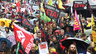 Miles protestan en Alemania contra acuerdo de comercio TTIP