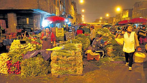 Minoristas a&uacute;n ocupan los alrededores del antiguo mercado de La Parada para vender sus productos. Piden que Municipalidad de Lima ejecute traslado prometido. (Lino Chipana / El Comercio)