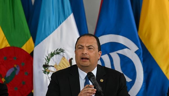 El ministro de Relaciones Exteriores de Guatemala, Mario Bucaro, habla durante una conferencia de prensa en Antigua Guatemala, Guatemala, el 12 de mayo de 2023. (Foto de Johan ORDONEZ / AFP)