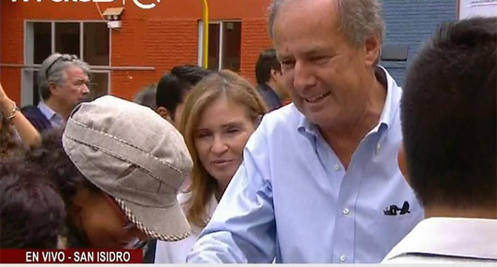 Alfredo Barnechea sufragó a través del voto electrónico en un colegio de San Isidro, en el marco de las Elecciones 2016. (Foto: TV Perú)