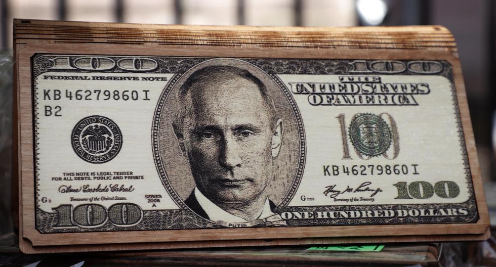Un billete de cien dólares falso, con el rostro del presidente ruso, Vladimir Putin. Souvenir que se vendía en Moscú el 1 de marzo del 2020. EFE