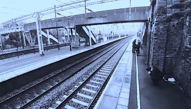 Mujer salva de morir a un hombre que quiso lanzarse a las vías de un tren en Tring, una localidad de Inglaterra. (Foto: YouTube/captura)