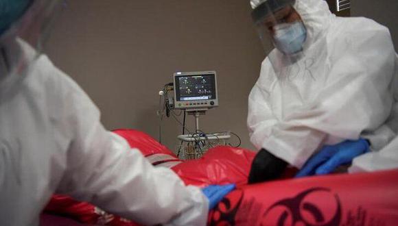 El cuerpo de una paciente que murió tras un procedimiento de intubación, es preparada por enfermeras para ser transportada a la morgue, en medio del brote de coronavirus, en Houston, Estados Unidos. (REUTERS/Callaghan O'Hare).