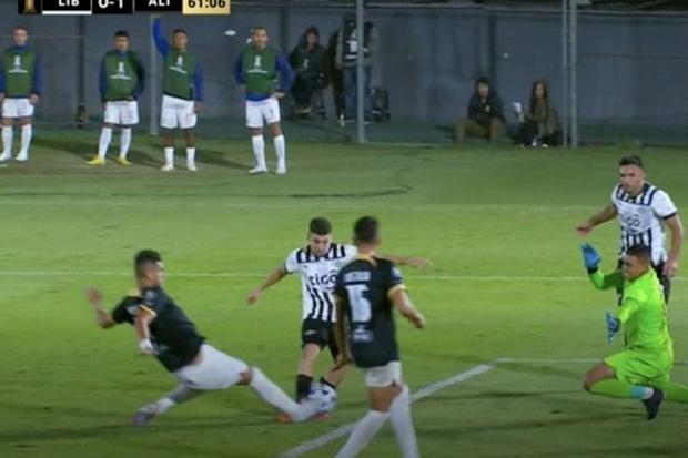 Carlos Zambrano's surgical crossing to avoid Libertad's goal |  Photo: capture