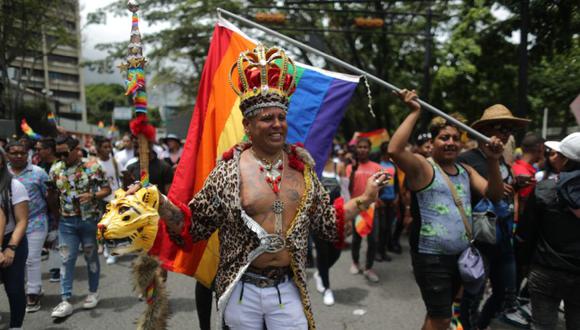 Decenas de personas participan en la marcha que celebra el Día del Orgullo LGTBI+, en Caracas (Venezuela).