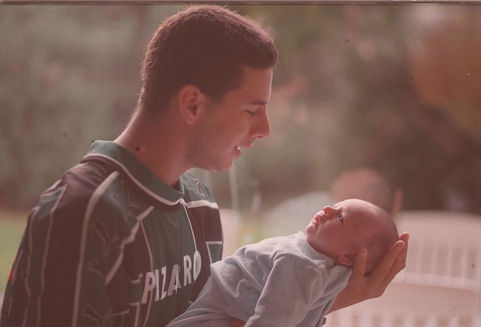 En 1999, Claudio Pizarro emprendió su aventura en el extranjero fichando por el Werder Bremen. Ese mismo año, el peruano vio nacer a su primer hijo y se inspiró en él para ser la revelación del fútbol alemán en sus primeros años.