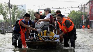 Nuevas inundaciones afectan centro de China y dejan al menos 56 muertos mientras tifón se acerca