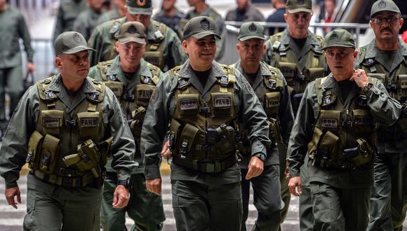 Venezuela detiene a 11 militares por supuesto complot contra Nicolás Maduro. En la imagen, al centro, el ministro de Defensa y jefe de las Fuerzas Armadas Vladimir Padrino. (AFP).