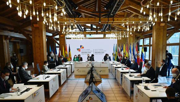 Una vista general muestra la reunión plenaria de jefes de Estado durante la XXVII Cumbre Iberoamericana en Soldeu, en Andorra, el 21 de abril de 2021. (Foto de Lionel BONAVENTURE / AFP).