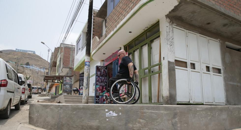 La esquina de los 70 centímetros de altura, en la manzana K, no tiene rampa para personas con discapacidad ni señalización que alerte a los transeúntes. (Foto: Alonso Chero)