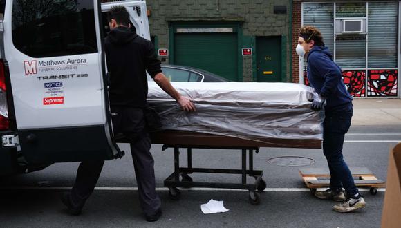 Coronavirus en New Jersey | Ultimas noticias | Último minuto: reporte de infectados y muertos martes 28 de abril del 2020 | Covid-19 | Los trabajadores de la funeraria Matthews Casket Division cargan un ataúd en una camioneta en Brooklyn. (Foto: Spencer Platt/Getty Images/AFP).