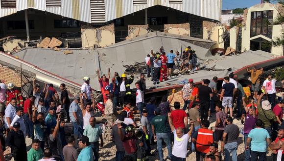 Esta imagen publicada por Protección Civil de Tamaulipas muestra a rescatistas y miembros de Protección Civil trabajando para rescatar a personas que quedaron atrapadas después del colapso del techo de una iglesia en Ciudad Madero. (AFP).
