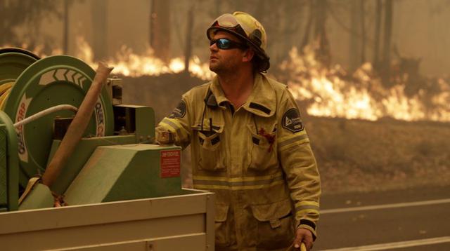 Miles de personas tuvieron que ser evacuadas por los incendios en Australia  y amenazan con cortes de luz. En la imagen, un trabajador de la Corporación Forestal cerca de Moruya, Australia. (Foto: AP).