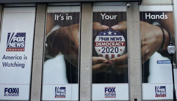 Una exhibición política se publica en el exterior de la sede de Fox News en 6th Avenue en Nueva York. (Foto: TIMOTHY A. CLARY / AFP).