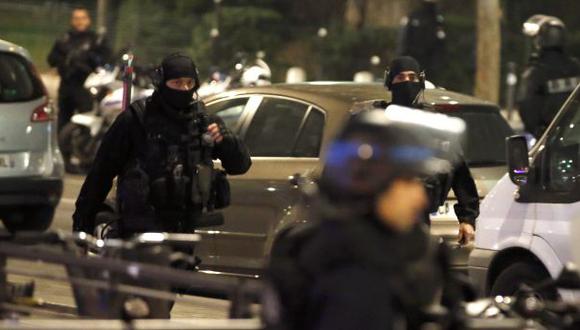 París: Asaltante fugó de toma de rehenes en agencia de viajes