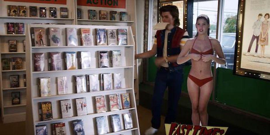 Steve Harrington junto a una imagen de Phoebe Cates. (Foto: Netflix)
