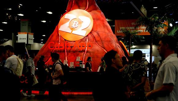 Bukele no llegó a la Conferencia Bitcoin 2022 en Miami, pero sí lo hizo una recreación de un volcán salvadoreño que es el ícono de su narrativa "bitconiana". (GETTY IMAGES)