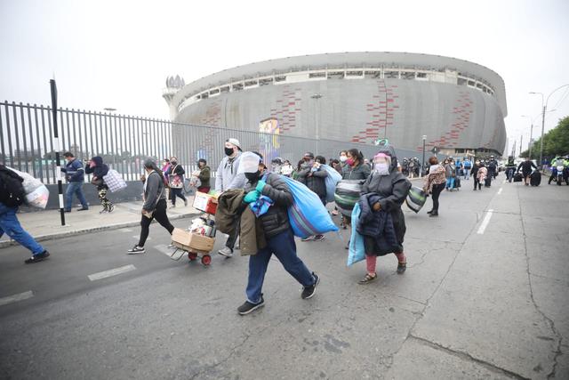 Ambulantes que fueron desalojados de la Av. Grau llegaron hasta los exteriores del Estadio Nacional. (Foto: Britanie Arroyo)