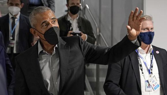 El expresidente de Estados Unidos Barack Obama saluda al llegar a un evento durante la cumbre climática de la ONU COP26 en Glasgow, Escocia, el lunes 8 de noviembre de 2021. (AP Foto/Alberto Pezzali).