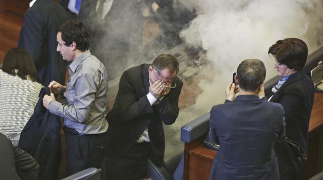 Kosovo: Interrumpen sesión del Parlamento con gas lacrimógeno - 1