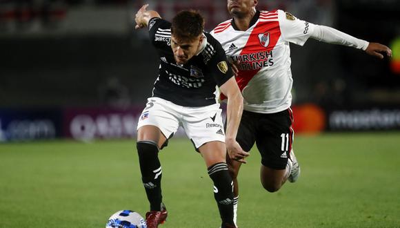 Chile's Colo Colo Argentine Leonardo Gil (L) and Argentina's River Plate Uruguayan Nicolas De La Cruz vie for the ball during their Copa Libertadores group stage football match, at the Monumental stadium in Buenos Aires, on May 19, 2022. (Photo by MARCOS BRINDICCI / AFP)