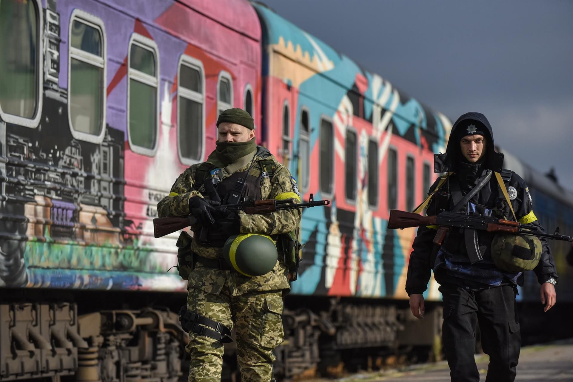 Two policemen patrol near a train at the Kherson railway station, in southern Ukraine, on November 19, 2022. (EFE/EPA/OLEG PETRASYUK).