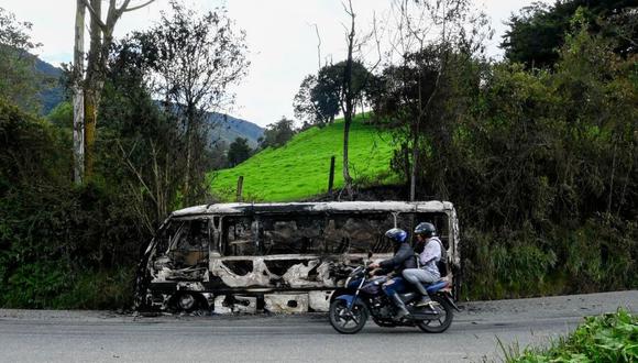 Bus incendiado por el Clan del Golfo en Yarumal, Antioquia. (GETTY IMAGES).