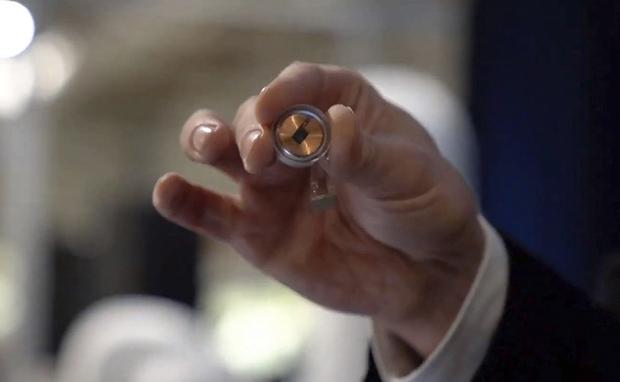 El chip que utiliza Neuralink es del tamaño de una moneda y se implanta en el cerebro. (Foto: AFP)