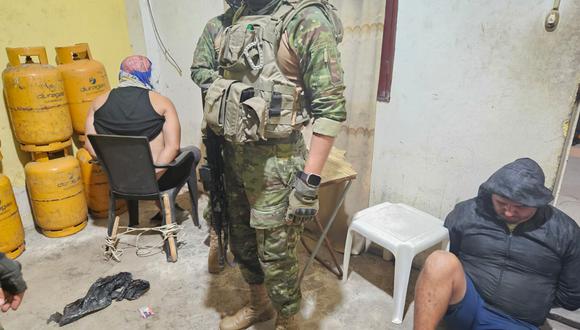 Personal militar realizó un allanamiento en el cantón #Huaquillas, donde se aprehendió a tres sujetos y se decomisó, 7140 municiones, 5 pistolas, 8 alimentadoras y varios accesorios de armas de fuego. (Foto: X @@FFAAECUADOR)