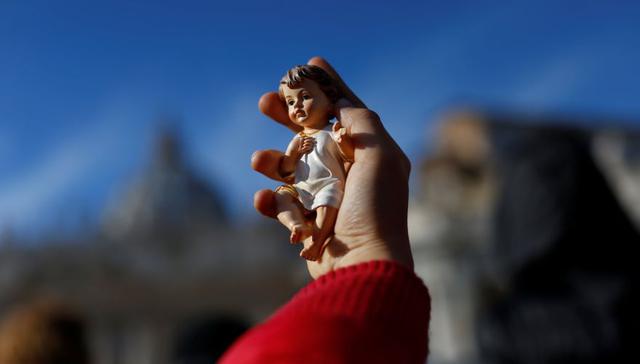 "Cuando los niños ven problemas en casa, padres que se pelean, sufren. No lo entristezcan. Siempre deben crecen con alegría", declaró en tanto recibía a jóvenes desfavorecidos a los que ayuda una fundación del Vaticano.(Foto: AFP)