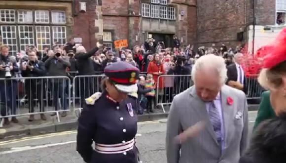 Carlos III, de 73 años, y la reina consorte, de 75, visitaban el norte de Inglaterra, donde debían inaugurar el miércoles una estatua de la reina Isabel II. (Foto: Twitter / @AlertaNews24)