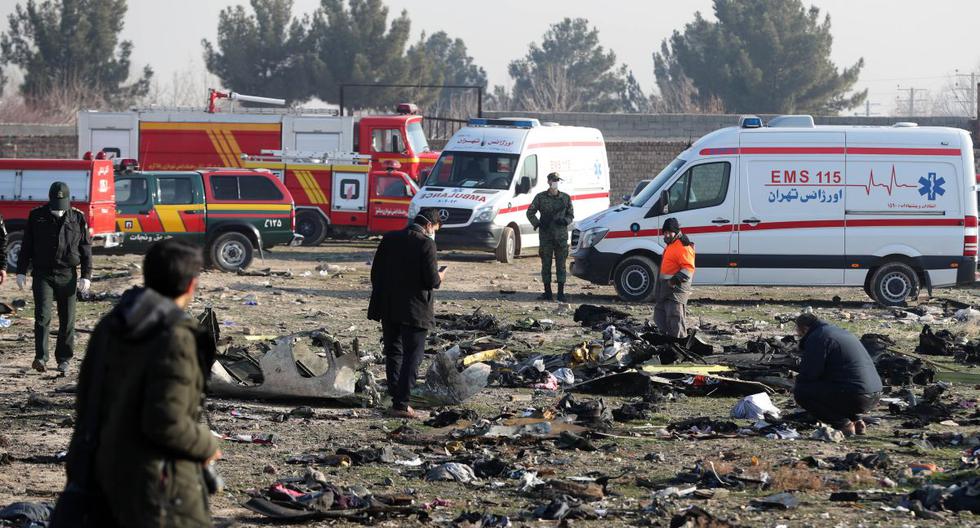 En esta foto tomada el 8 de enero de 2020, los equipos de rescate trabajan entre los escombros después de que un avión ucraniano que transportaba a 176 pasajeros se estrelló en Teherán. (AFP)