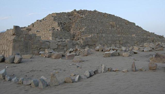 Caral. A 206 kilómetros de Lima se encuentra esta ciudad antigua contemporánea donde se desarrolló la civilización del mismo nombre, entre los años 3000 y 2000 a.C. Esta ciudad sagrada fue el centro de toda la cultura, pues las edificaciones y restos encontrados tienen un gran sentido religioso. En Caral se pueden observar pirámides, plazas públicas y viviendas de la población común. (Foto: ramtyns / flickr bajo licencia de Creative Commons)