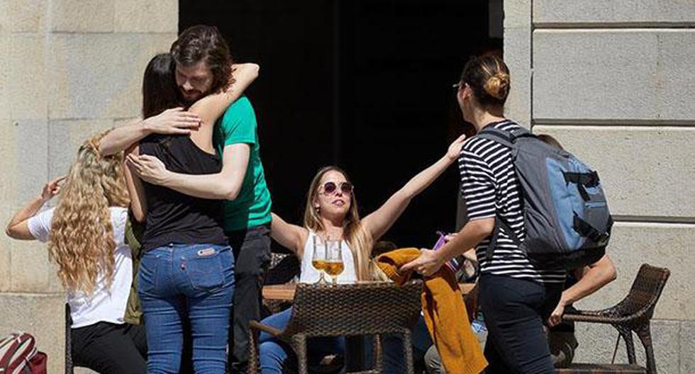 Varias personas se saludan en una terraza del centro de Girona que estrena este lunes la fase 1 y da un paso adelante en la desescalada. (Foto: EFE)