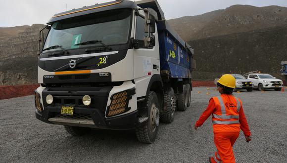 El programa Iron Women ha logrado la profesionalización de 119 mujeres conductoras en un rubro donde se impone una mayoría masculina.