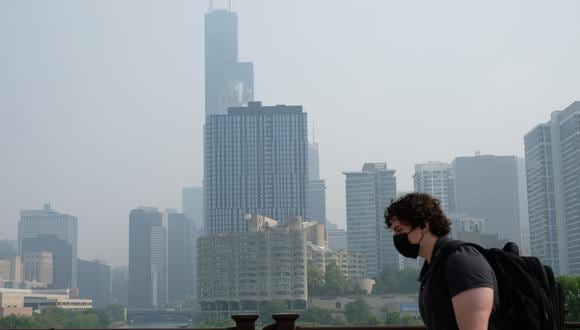 El humo de los incendios forestales canadienses se asienta sobre el centro de Chicago, Illinois, EE. UU., el 28 de junio de 2023. (Foto de EFE/EPA/ALEX WROBLEWSKI)