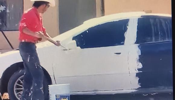 El auto quedó cubierto por una pintura blanca utilizada para pintar paredes. (Foto: YouTube).