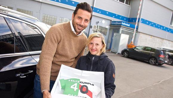 Nathalie Lehmann fue hasta la concentración del Werder Bremen para entregarle una singular torta a Claudio Pizarro. El peruano quedó muy agradecido por el gesto. (Foto: BILD)