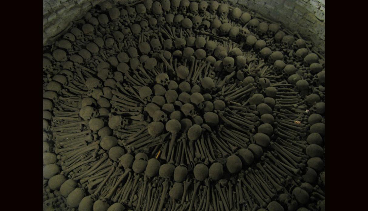 Catacumbas de Lima. Debajo de las capillas de la iglesia de San Francisco, se encuentran estas famosas criptas que se emplearon hasta 1821.  Cráneos, fémures, tibias y peronés por todos lados es lo que encontrarás en este laberinto de pasadizos oscuros y con olor a humedad. (Foto: Bill Herndon / Flickr bajo licencia de Creative Commons)