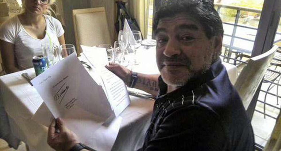 Diego Maradona y la carta que le envió Fidel Castro. (Foto: Olé)