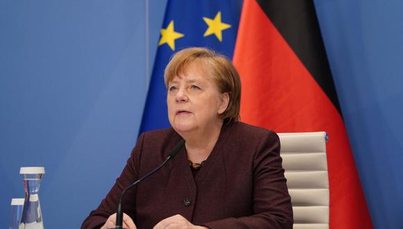 La canciller alemana Angela Merkel se prepara para hablar en una reunión de diálogo virtual del Foro Económico Mundial (FEM) en Davos, desde la Cancillería en Berlín, Alemania.  (Sean Gallup/REUTERS).