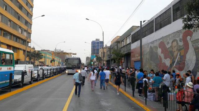 Metropolitano: Pasajeros se bajaron de buses por caos vehicular - 6