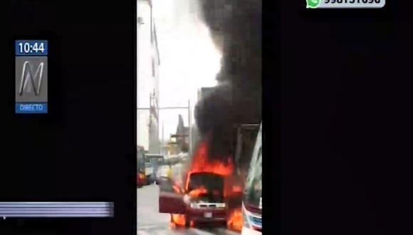 Incendio de vehículo en el cruce de las avenidas La Marina y Universitaria. (Imagen: captura Canal N)