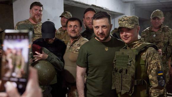 El presidente de Ucrania, Volodymyr Zelensky (2 der.), posando para la foto con una militar durante su visita a la posición de las tropas ucranianas en la región de Mykolaiv.