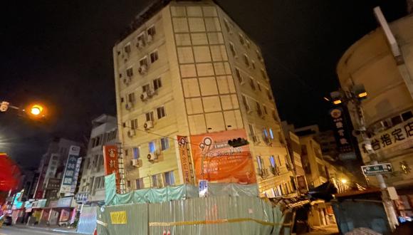 Esta imagen publicada por la Agencia Central de Noticias de Taiwán (CNA) el 23 de abril de 2024 muestra los daños en el hotel Full después de una serie de terremotos en Hualien. (Foto de CNA / AFP)